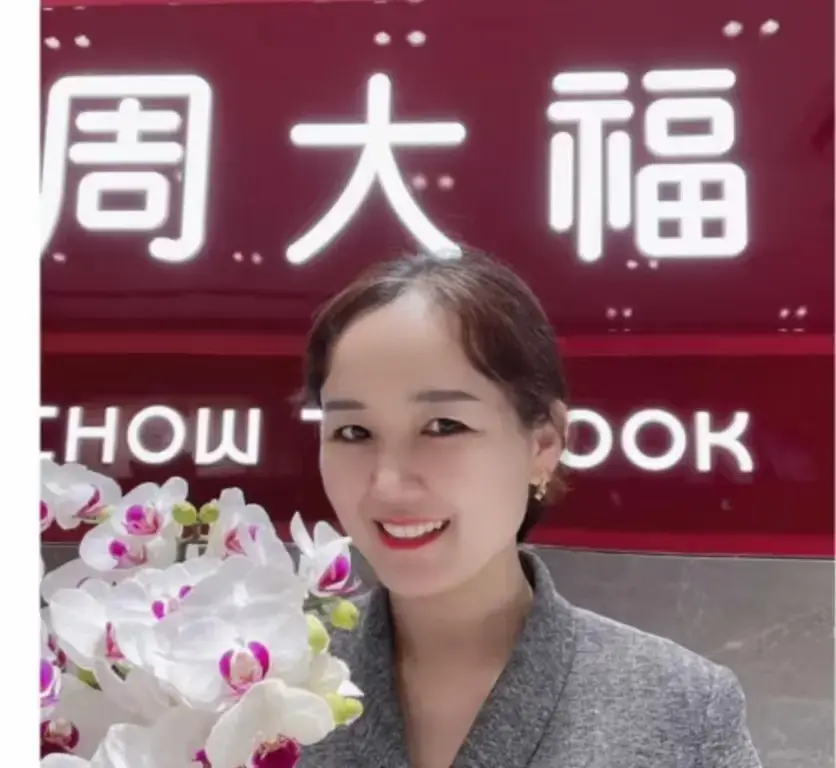 盐城周大福金店一拖三事件，射阳周大福突发一拖三（附完整版视频） 盐城周大福金店一拖三，射阳门店惊现一拖三 周大福（附完整版视频）-速存