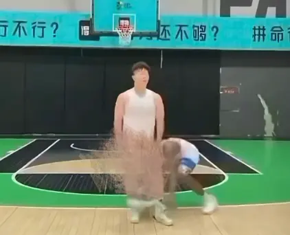 《牛教练的裤子》1080P高清画质免费看-黑哥不讲武德球场偷袭扯裤子-牛教练的裤子事件全集无删减-在线观看不收费
